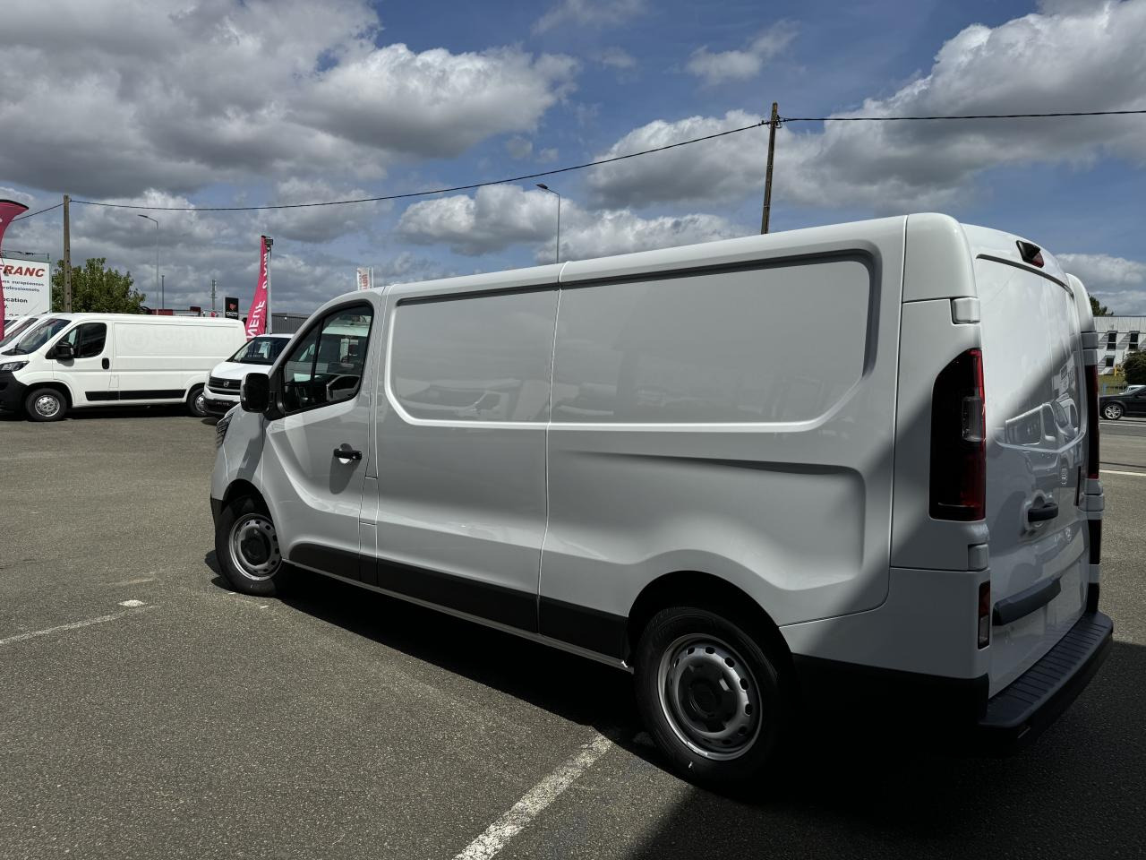 Fourgon utilitaire neuf RENAULT Trafic L2H1 3000 Kg 2.0 Blue dCi - 130 2024 III FOURGON Fourgon Advance L2H1 PHASE 3: photos 8 Fourgon utilitaire neuf RENAULT Trafic L2H1 3000 Kg 2.0 Blue dCi - 130 2024 III FOURGON Fourgon Advance L2H1 PHASE 3: photos 8