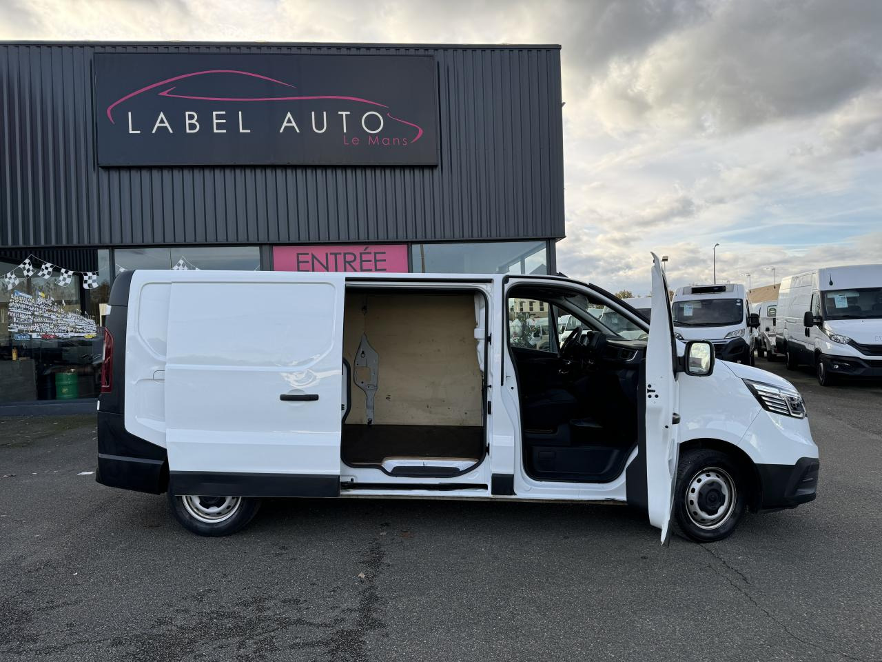 RENAULT Trafic L2H1 3000 Kg 2.0 Blue dCi - 130  III FOURGON Fourgon Grand Confort L2H1 PHASE 3 - Fourgon utilitaire: photos 1 RENAULT Trafic L2H1 3000 Kg 2.0 Blue dCi - 130  III FOURGON Fourgon Grand Confort L2H1 PHASE 3 - Fourgon utilitaire: photos 1