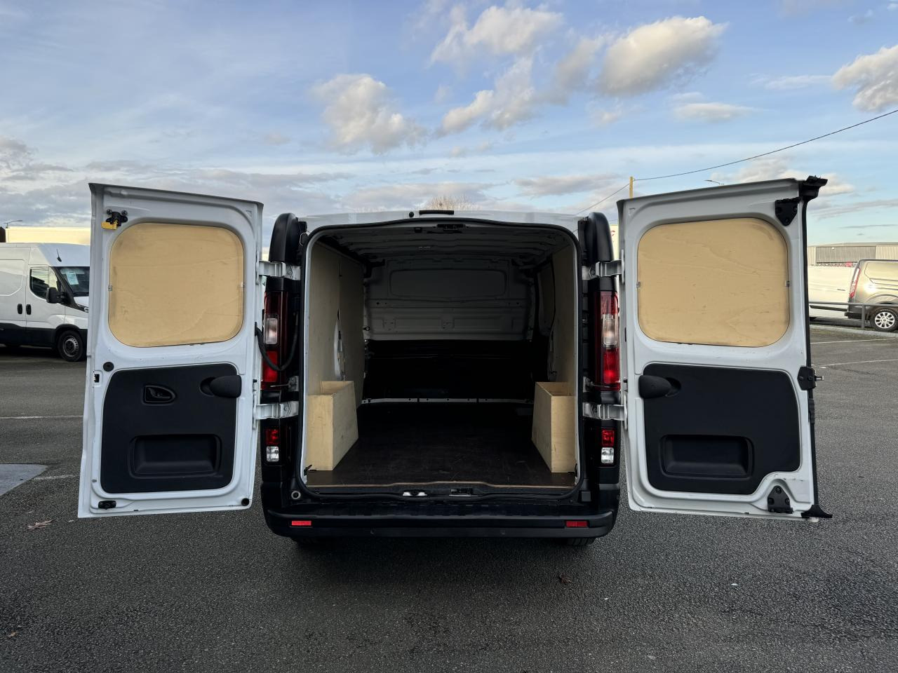 RENAULT Trafic L2H1 3000 Kg 2.0 Blue dCi - 130  III FOURGON Fourgon Grand Confort L2H1 PHASE 3 - Fourgon utilitaire: photos 3 RENAULT Trafic L2H1 3000 Kg 2.0 Blue dCi - 130  III FOURGON Fourgon Grand Confort L2H1 PHASE 3 - Fourgon utilitaire: photos 3