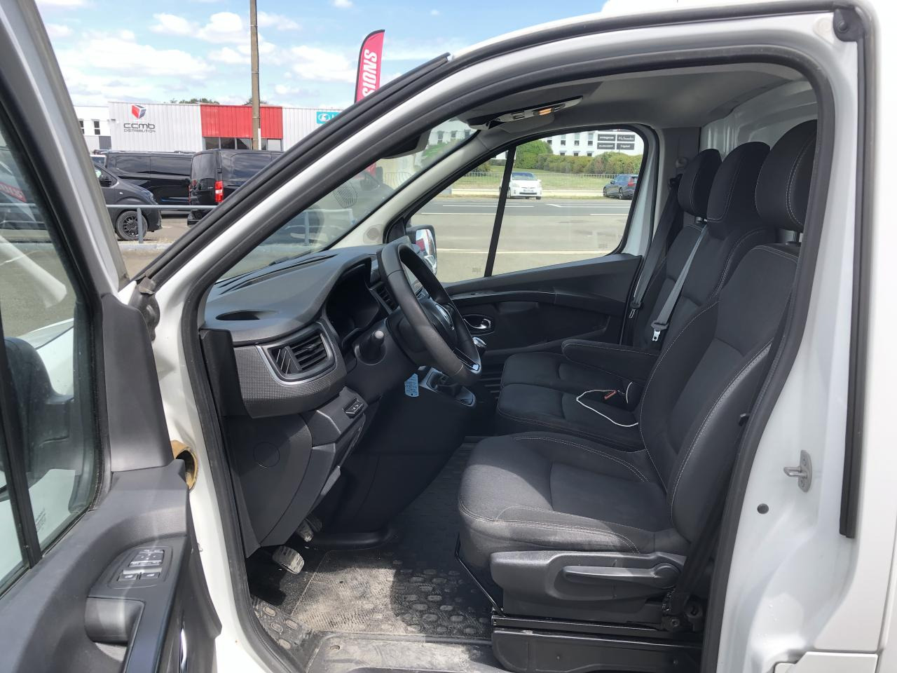 RENAULT Trafic L2H1 3000 Kg 2.0 Blue dCi - 130 III FOURGON Fourgon Grand Confort L2H1 PHASE 3 - Fourgon utilitaire: photos 4 RENAULT Trafic L2H1 3000 Kg 2.0 Blue dCi - 130 III FOURGON Fourgon Grand Confort L2H1 PHASE 3 - Fourgon utilitaire: photos 4