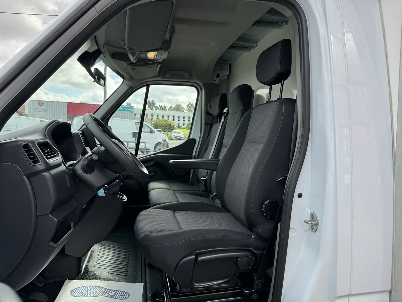 Renault Master F3500 L3H1 2.3 BLUE DCI 145CH CONFORT EUROVI - Fourgon grand volume: photos 4 Renault Master F3500 L3H1 2.3 BLUE DCI 145CH CONFORT EUROVI - Fourgon grand volume: photos 4