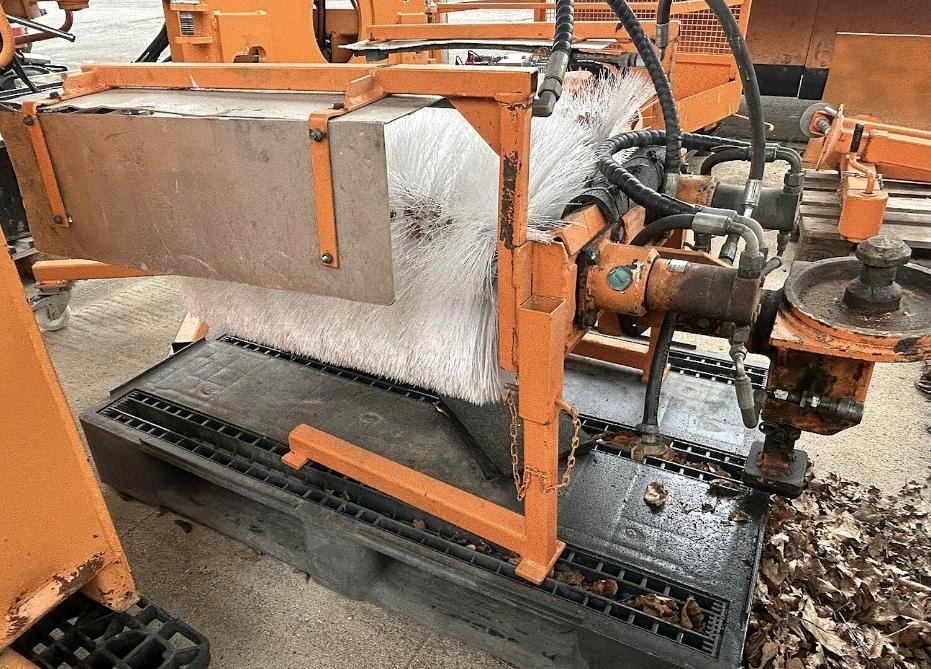 Leitpfostenwaschgerät Fiedler FLW 500 für Mähausleger Böschungsmäher Böschungsmulcher FfM 400 500 600 Leitpfostenwaschmaschine - Brosse: photos 3 Leitpfostenwaschgerät Fiedler FLW 500 für Mähausleger Böschungsmäher Böschungsmulcher FfM 400 500 600 Leitpfostenwaschmaschine - Brosse: photos 3