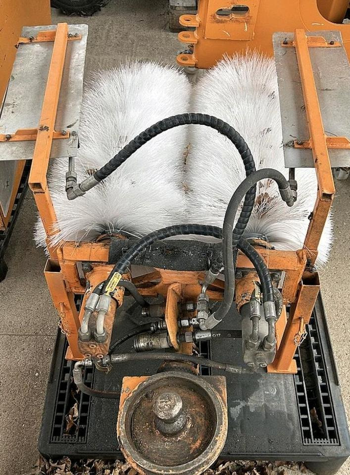 Leitpfostenwaschgerät Fiedler FLW 500 für Mähausleger Böschungsmäher Böschungsmulcher FfM 400 500 600 Leitpfostenwaschmaschine - Brosse: photos 1 Leitpfostenwaschgerät Fiedler FLW 500 für Mähausleger Böschungsmäher Böschungsmulcher FfM 400 500 600 Leitpfostenwaschmaschine - Brosse: photos 1