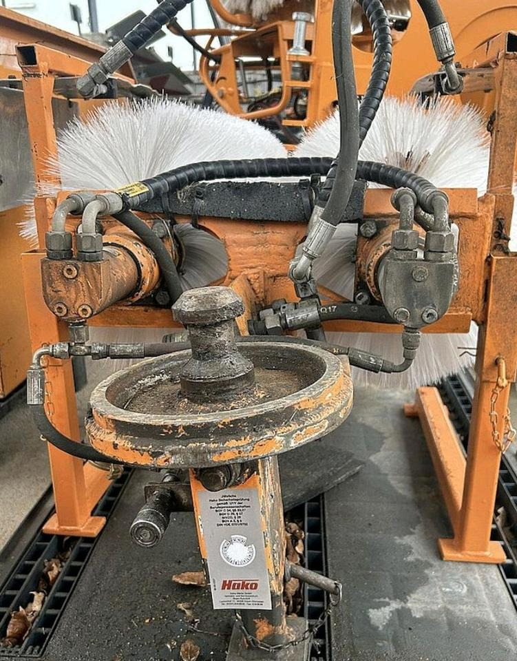 Leitpfostenwaschgerät Fiedler FLW 500 für Mähausleger Böschungsmäher Böschungsmulcher FfM 400 500 600 Leitpfostenwaschmaschine - Brosse: photos 4 Leitpfostenwaschgerät Fiedler FLW 500 für Mähausleger Böschungsmäher Böschungsmulcher FfM 400 500 600 Leitpfostenwaschmaschine - Brosse: photos 4