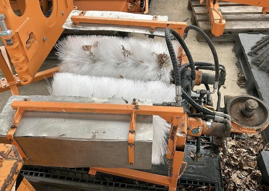 Leitpfostenwaschgerät Fiedler FLW 500 für Mähausleger Böschungsmäher Böschungsmulcher FfM 400 500 600 Leitpfostenwaschmaschine - Brosse: photos 2 Leitpfostenwaschgerät Fiedler FLW 500 für Mähausleger Böschungsmäher Böschungsmulcher FfM 400 500 600 Leitpfostenwaschmaschine - Brosse: photos 2