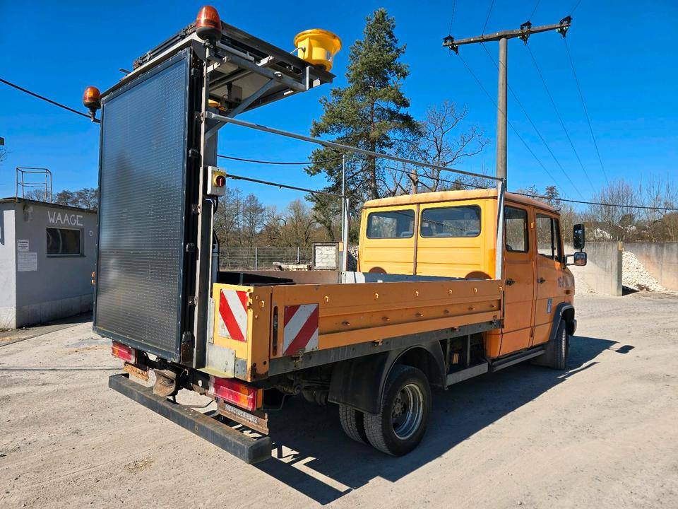 Mercedes-Benz Vario 614D Pritsche Doka 2002 Nissen VLT Verkehrsleittafel Absperrtafel LKW Vorwarntafel - Camion plateau: photos 3 Mercedes-Benz Vario 614D Pritsche Doka 2002 Nissen VLT Verkehrsleittafel Absperrtafel LKW Vorwarntafel - Camion plateau: photos 3