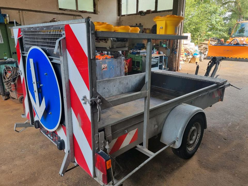 Mersch Absperrtafel Nissen VZ 616 B3 LED Ausführung Auffahrampe Verkehrsleittafel Verkehrsleitanhänger Verkehrssicherungsanhänger Horizont Trebbiner Verkehrssicherung Baustellenabsicherung Unimog Auto - L'équipement de construction, Remorque: photos 2 Mersch Absperrtafel Nissen VZ 616 B3 LED Ausführung Auffahrampe Verkehrsleittafel Verkehrsleitanhänger Verkehrssicherungsanhänger Horizont Trebbiner Verkehrssicherung Baustellenabsicherung Unimog Auto - L'équipement de construction, Remorque: photos 2