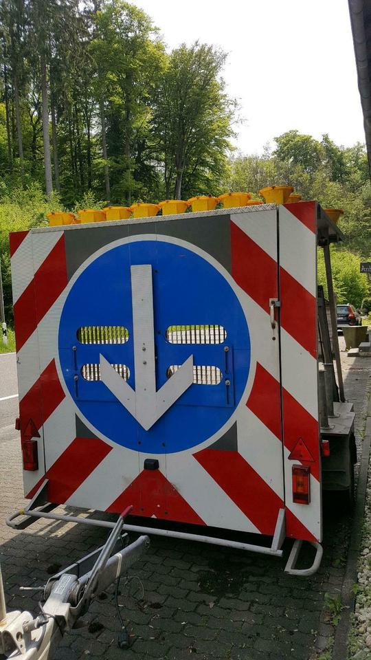 Mersch Absperrtafel Verkehrsleitanhänger VZ615 Verkehrssicherung - L'équipement de construction, Remorque: photos 2 Mersch Absperrtafel Verkehrsleitanhänger VZ615 Verkehrssicherung - L'équipement de construction, Remorque: photos 2