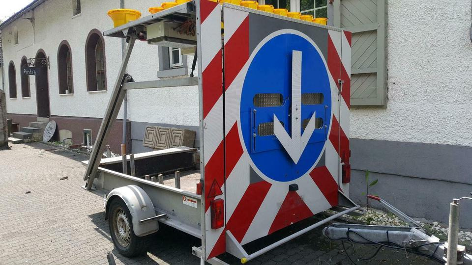Mersch Absperrtafel Verkehrsleitanhänger VZ615 Verkehrssicherung - L'équipement de construction, Remorque: photos 1 Mersch Absperrtafel Verkehrsleitanhänger VZ615 Verkehrssicherung - L'équipement de construction, Remorque: photos 1