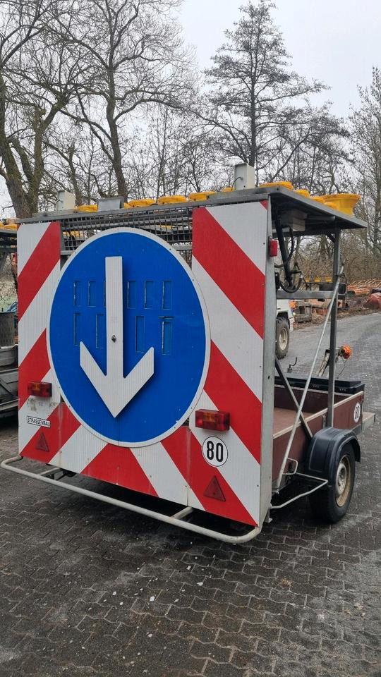 Nissen A31 LED Absperrtafel mit GPS Dora Funkwarnmeldeanlage FAT Verkehrsleittafel Verkehrsleitanhänger Verkehrssicherungsanhänger Leitanhänger Leittafel - L'équipement de construction, Remorque: photos 2 Nissen A31 LED Absperrtafel mit GPS Dora Funkwarnmeldeanlage FAT Verkehrsleittafel Verkehrsleitanhänger Verkehrssicherungsanhänger Leitanhänger Leittafel - L'équipement de construction, Remorque: photos 2