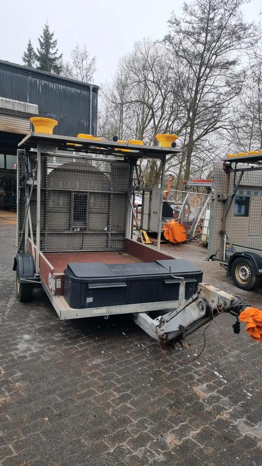 Nissen A31 LED Absperrtafel mit GPS Dora Funkwarnmeldeanlage FAT Verkehrsleittafel Verkehrsleitanhänger Verkehrssicherungsanhänger Leitanhänger Leittafel - L'équipement de construction, Remorque: photos 3 Nissen A31 LED Absperrtafel mit GPS Dora Funkwarnmeldeanlage FAT Verkehrsleittafel Verkehrsleitanhänger Verkehrssicherungsanhänger Leitanhänger Leittafel - L'équipement de construction, Remorque: photos 3