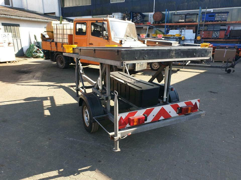 Nissen LED Vorwarntafel Verkehrssicherung Verkehrsleittafel unimo - L'équipement de construction, Remorque: photos 1 Nissen LED Vorwarntafel Verkehrssicherung Verkehrsleittafel unimo - L'équipement de construction, Remorque: photos 1