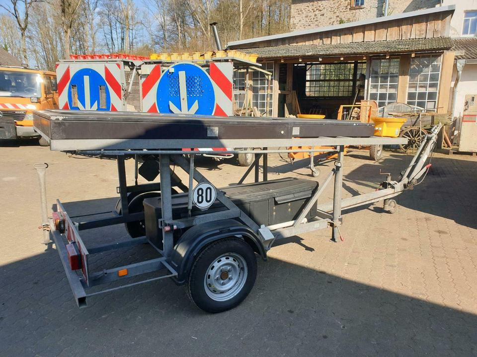 Nissen LED Vorwarntafel Verkehrssicherung Verkehrsleittafel unimo - L'équipement de construction, Remorque: photos 3 Nissen LED Vorwarntafel Verkehrssicherung Verkehrsleittafel unimo - L'équipement de construction, Remorque: photos 3