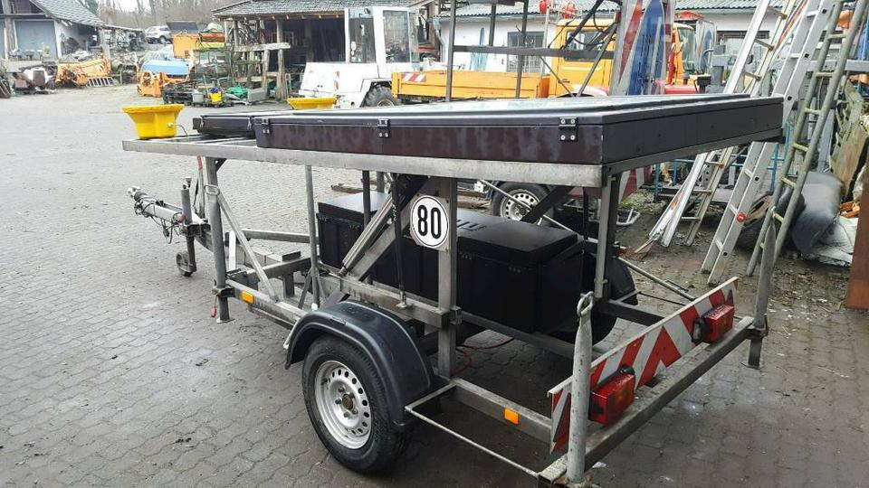 Nissen VLT Verkehrsleitanhänger LED Verkehrssicherungsanhänger - L'équipement de construction, Remorque: photos 1 Nissen VLT Verkehrsleitanhänger LED Verkehrssicherungsanhänger - L'équipement de construction, Remorque: photos 1