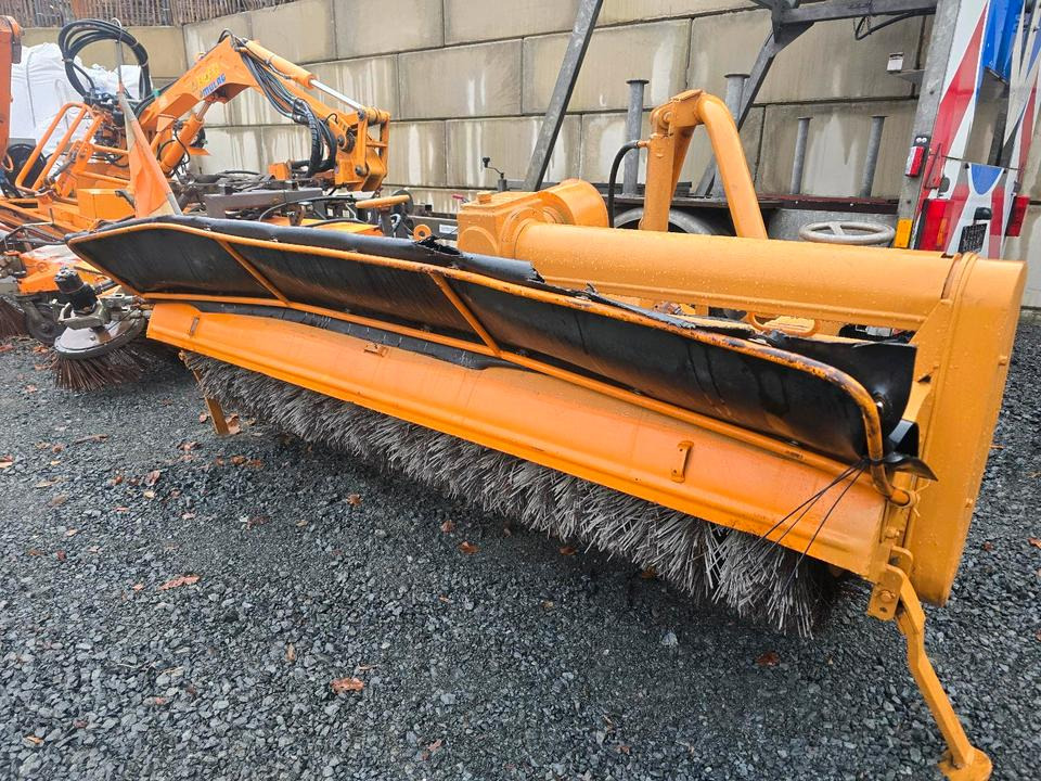 Schmidt VKS Kehrmaschine Straßenkehrmaschine Frontkehrmaschine Kehrbesen für Radlader Unimog Traktor - Brosse: photos 5 Schmidt VKS Kehrmaschine Straßenkehrmaschine Frontkehrmaschine Kehrbesen für Radlader Unimog Traktor - Brosse: photos 5