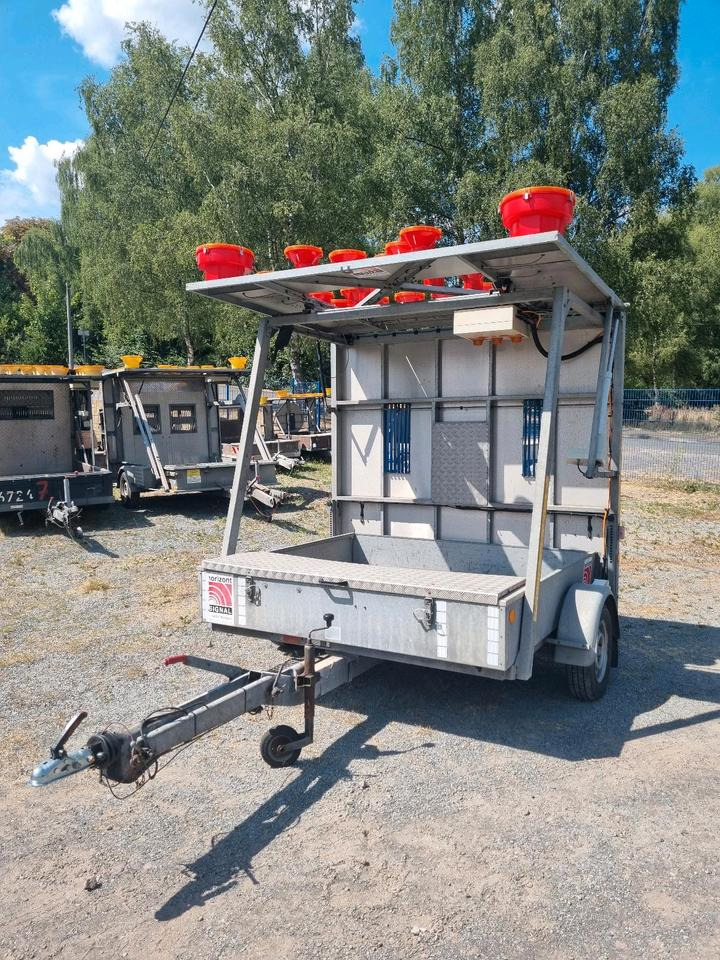 Trebbiner Absperrtafel VZ 616 Horizont Sperrwand Verkehrsleittafel Verkehrsleitanhänger Verkehrssicherungsanhänger Warntafel Verkehrssicherung Baustelle - L'équipement de construction, Remorque: photos 2 Trebbiner Absperrtafel VZ 616 Horizont Sperrwand Verkehrsleittafel Verkehrsleitanhänger Verkehrssicherungsanhänger Warntafel Verkehrssicherung Baustelle - L'équipement de construction, Remorque: photos 2