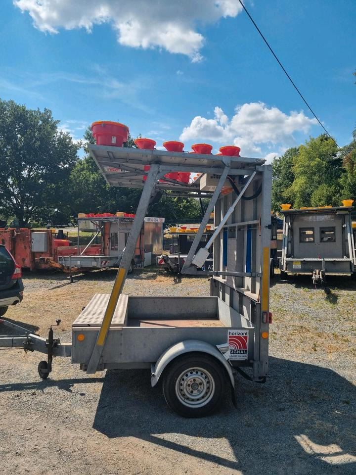 Trebbiner Absperrtafel VZ 616 Horizont Sperrwand Verkehrsleittafel Verkehrsleitanhänger Verkehrssicherungsanhänger Warntafel Verkehrssicherung Baustelle - L'équipement de construction, Remorque: photos 3 Trebbiner Absperrtafel VZ 616 Horizont Sperrwand Verkehrsleittafel Verkehrsleitanhänger Verkehrssicherungsanhänger Warntafel Verkehrssicherung Baustelle - L'équipement de construction, Remorque: photos 3