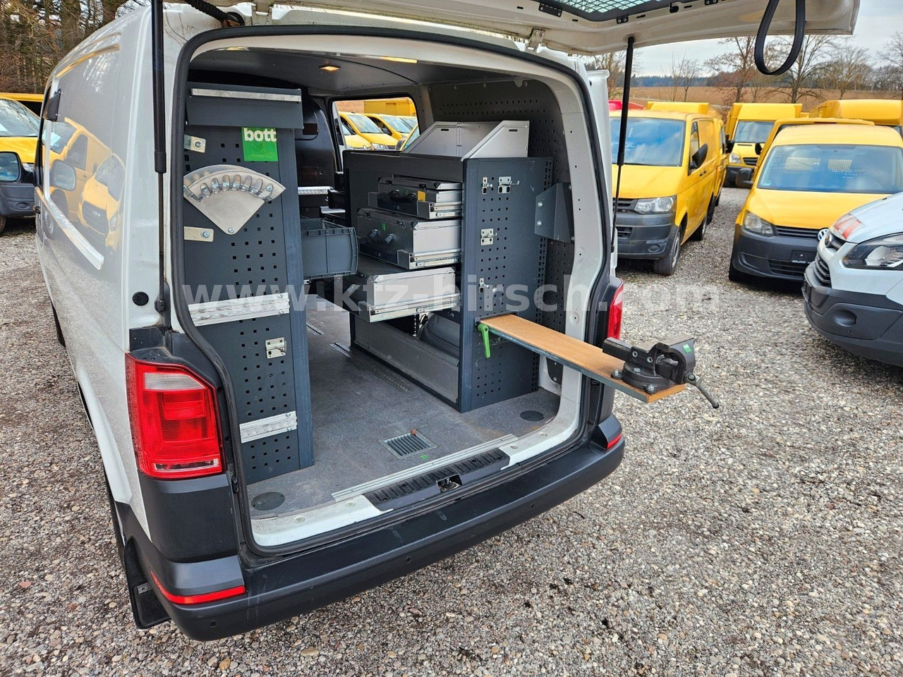 Volkswagen T6 Automatik/ DSG Sortimo Stdhzg Behindertenger. - Transport de personnes: photos 1 Volkswagen T6 Automatik/ DSG Sortimo Stdhzg Behindertenger. - Transport de personnes: photos 1