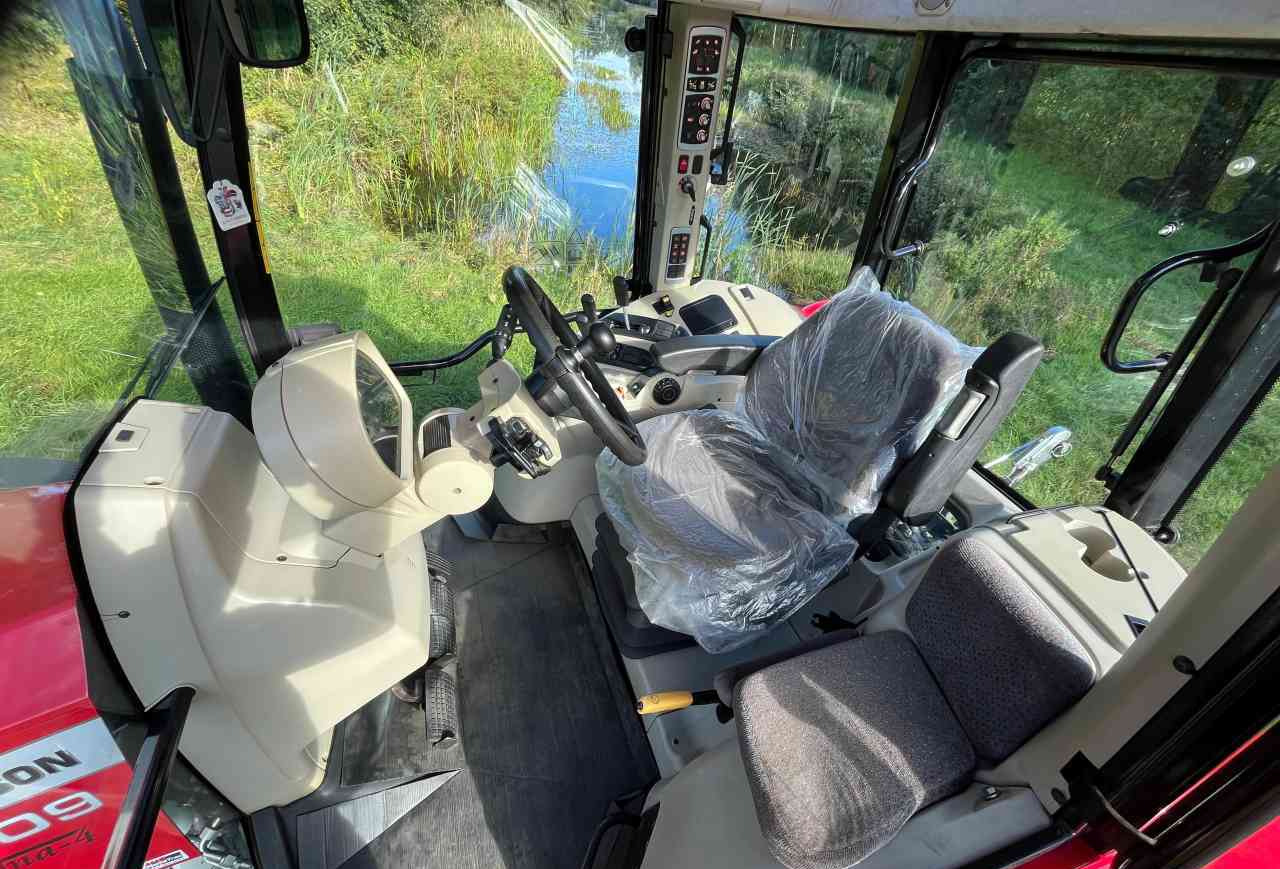 Massey Ferguson 5609 Dyna-4 Essential - Tracteur agricole: photos 5 Massey Ferguson 5609 Dyna-4 Essential - Tracteur agricole: photos 5