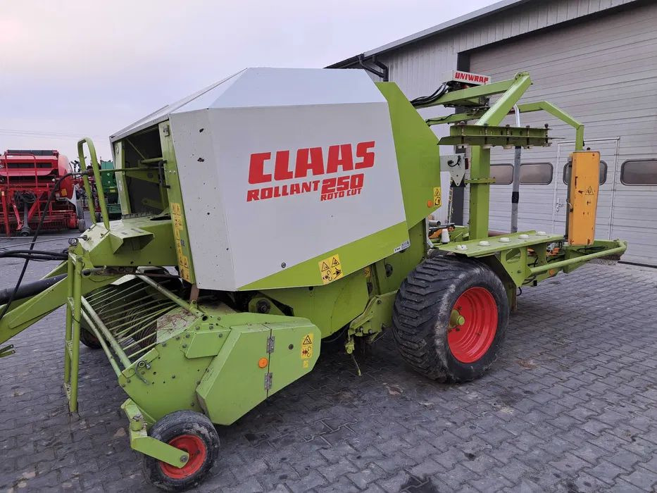 Claas 250 RC Uniwrap - Presse à balles rondes: photos 1 Claas 250 RC Uniwrap - Presse à balles rondes: photos 1