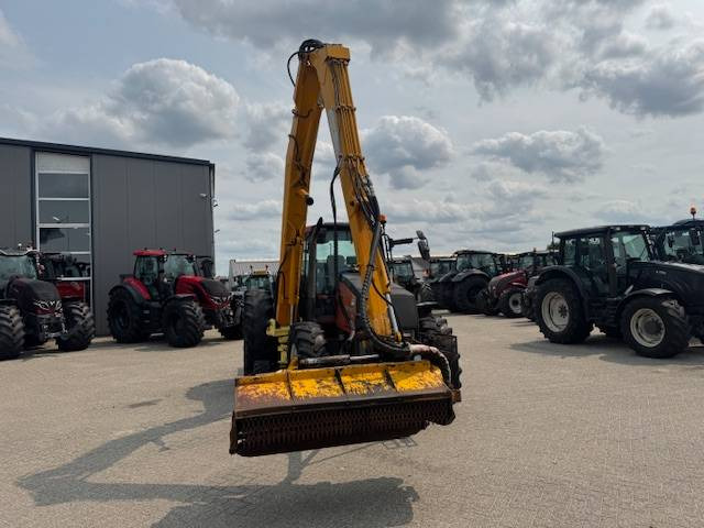Valtra 8150 hitech met Bos maaiarm met klepelmaaier - Tracteur agricole: photos 5 Valtra 8150 hitech met Bos maaiarm met klepelmaaier - Tracteur agricole: photos 5