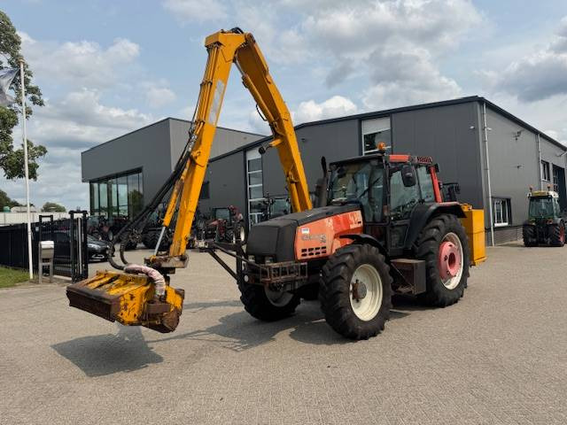 Valtra 8150 hitech met Bos maaiarm met klepelmaaier - Tracteur agricole: photos 3 Valtra 8150 hitech met Bos maaiarm met klepelmaaier - Tracteur agricole: photos 3
