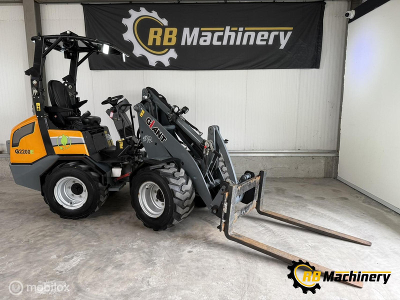 Giant G2200E - Chargeuse sur pneus: photos 1 Giant G2200E - Chargeuse sur pneus: photos 1