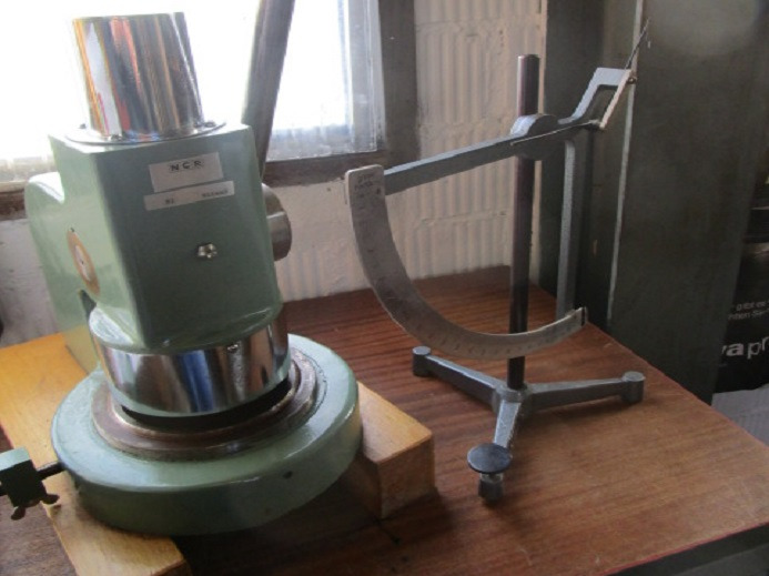 MECHANISCHE PAPIERWAAGE MIT HANDPROBE STANZE - Machine d'impression: photos 2 MECHANISCHE PAPIERWAAGE MIT HANDPROBE STANZE - Machine d'impression: photos 2