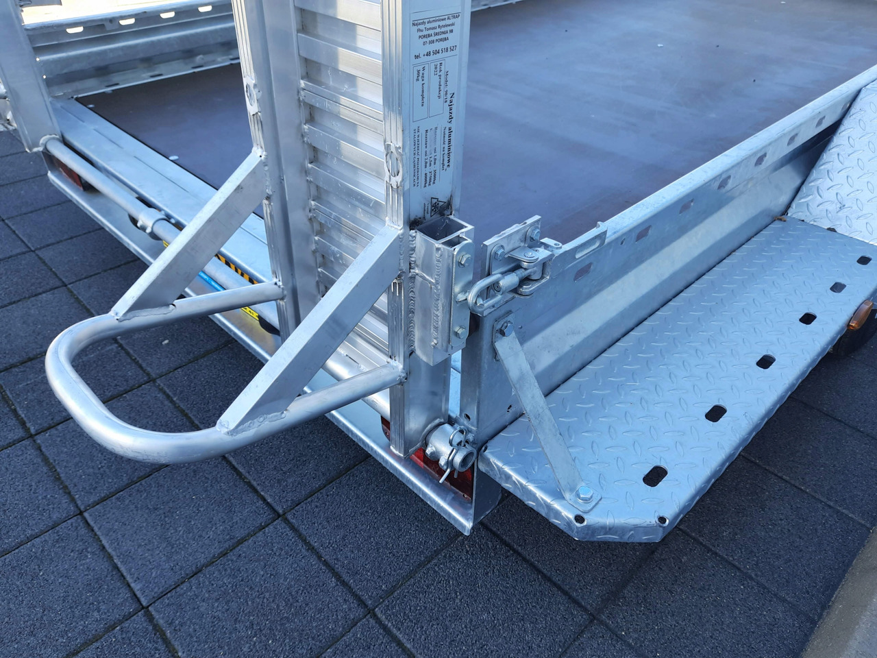 PRZYCZEPA DO KOPARKI MINIKOPARKI ŁADOWARKI Z NAJAZDAMI ALUMINIOWYMI 3500 KG / EXCAVATOR MINI EXCAVATOR LOADER TRAILER WITH ALUMINUM RAMPS 3500 KG - Remorque porte engin: photos 4 PRZYCZEPA DO KOPARKI MINIKOPARKI ŁADOWARKI Z NAJAZDAMI ALUMINIOWYMI 3500 KG / EXCAVATOR MINI EXCAVATOR LOADER TRAILER WITH ALUMINUM RAMPS 3500 KG - Remorque porte engin: photos 4