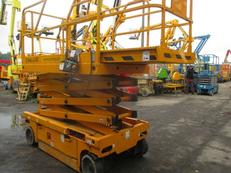 Haulotte Compact 10 - Nacelle ciseaux: photos 4 Haulotte Compact 10 - Nacelle ciseaux: photos 4