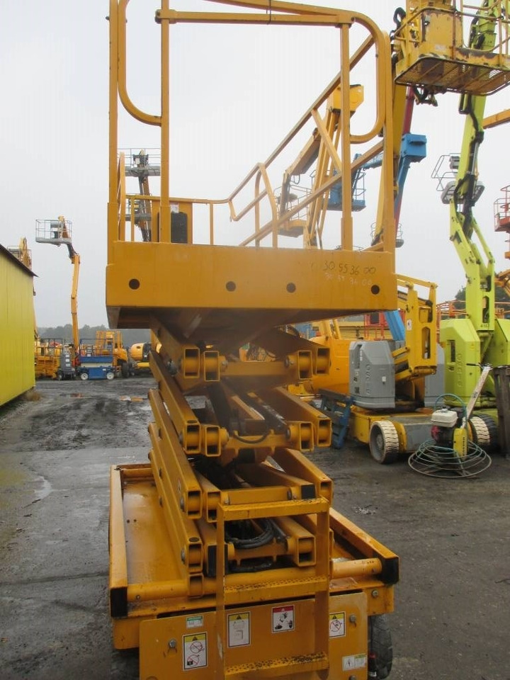 Haulotte Compact 12 - Nacelle ciseaux: photos 3 Haulotte Compact 12 - Nacelle ciseaux: photos 3