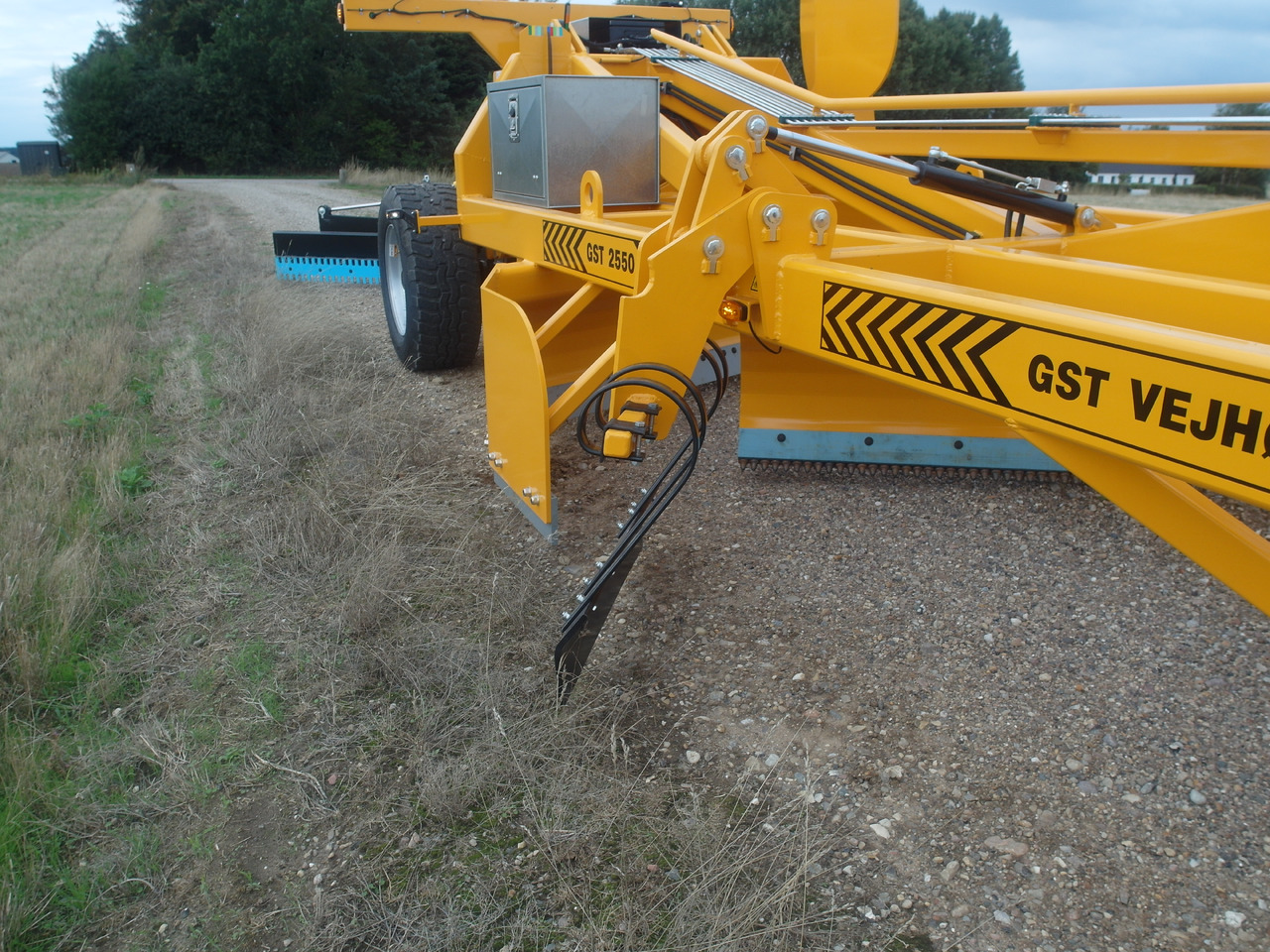 GST 2550 Gravel road tractor Grader - Niveleuse: photos 2 GST 2550 Gravel road tractor Grader - Niveleuse: photos 2