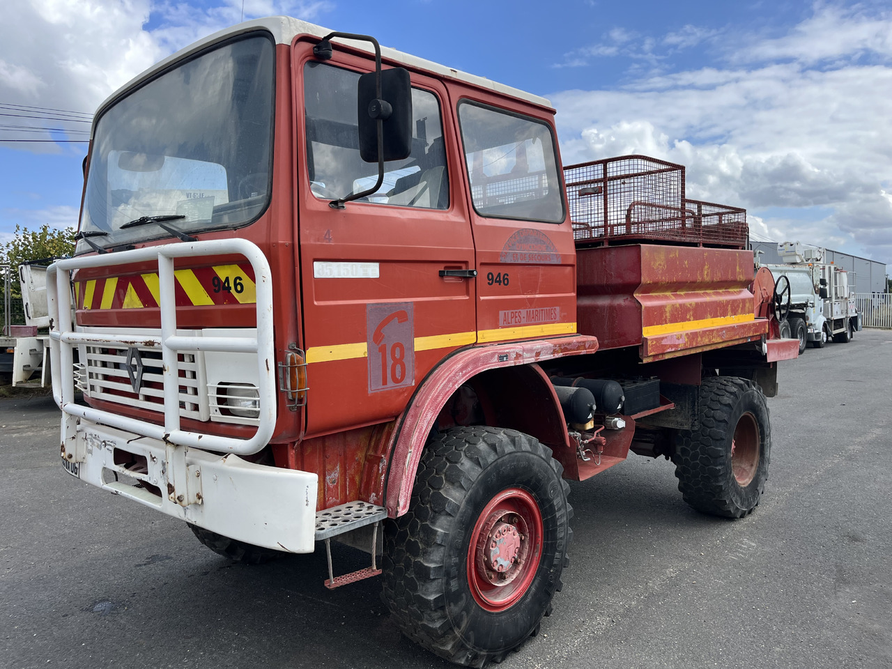 RENAULT 85-150 4x4 ccf citerne - Camion de pompier: photos 1 RENAULT 85-150 4x4 ccf citerne - Camion de pompier: photos 1