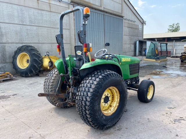 JOHN DEERE 4710 - Tracteur agricole: photos 4 JOHN DEERE 4710 - Tracteur agricole: photos 4