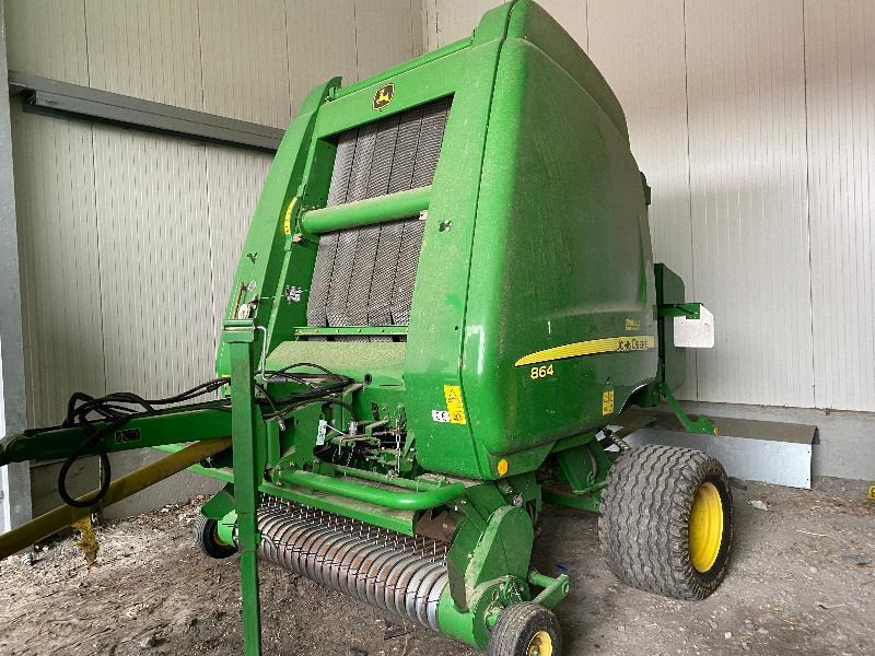 JOHN DEERE 864 - Presse à balles rondes: photos 1 JOHN DEERE 864 - Presse à balles rondes: photos 1