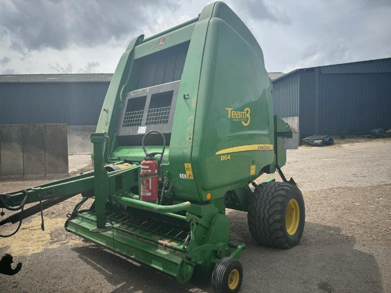 JOHN DEERE 864 - Presse à balles rondes: photos 1 JOHN DEERE 864 - Presse à balles rondes: photos 1