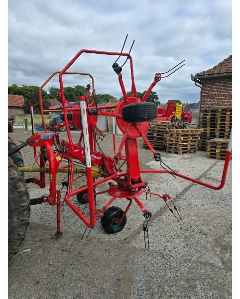 KVERNELAND 8046 - Faneuse: photos 1 KVERNELAND 8046 - Faneuse: photos 1