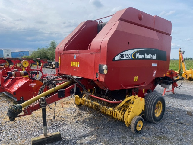 NEW-HOLLAND BR750 - Presse à balles rondes: photos 1 NEW-HOLLAND BR750 - Presse à balles rondes: photos 1