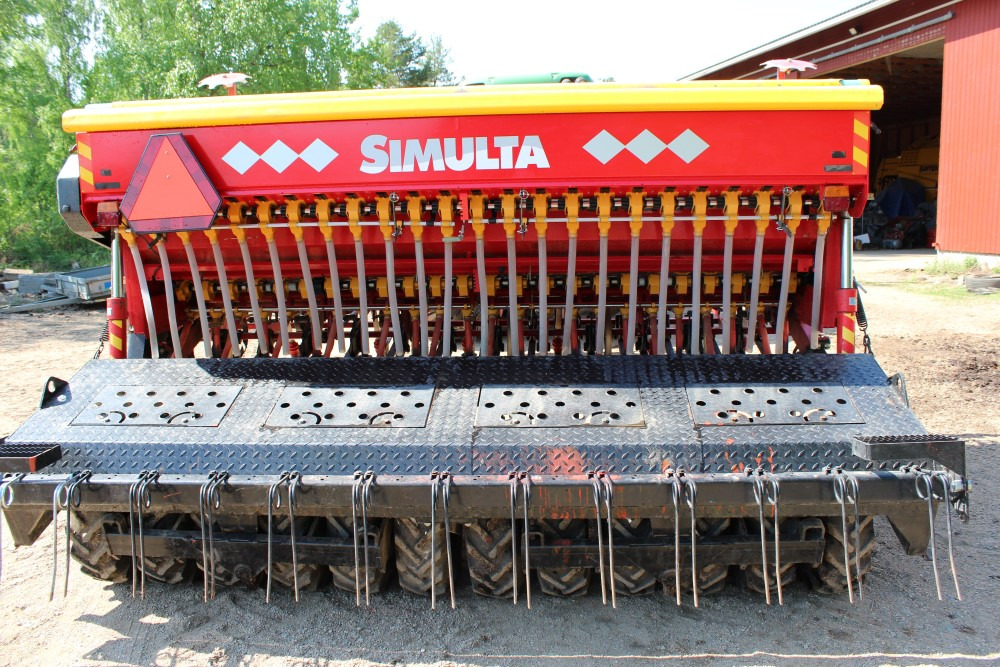 Junkkari Simulta 3000T - Siisti! Heinänsiemenlaite ja kiekkovantaat takana - Combiné de semis: photos 1 Junkkari Simulta 3000T - Siisti! Heinänsiemenlaite ja kiekkovantaat takana - Combiné de semis: photos 1