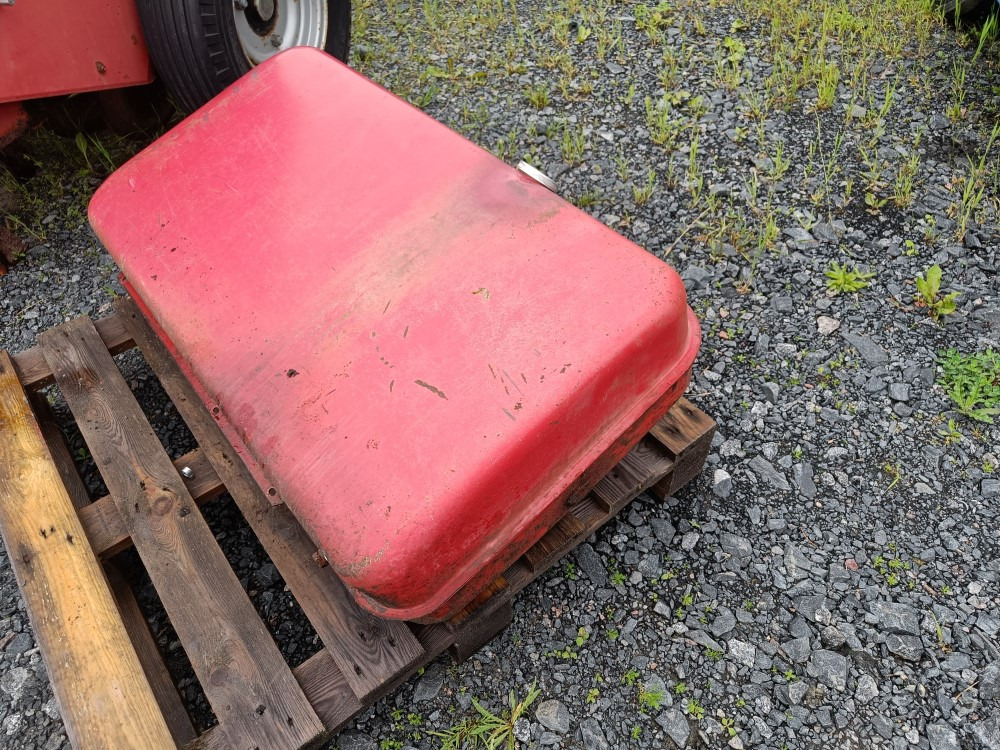 Sampo 410 polttoainetankki - Réservoir de carburant pour Moissonneuse-batteuse: photos 1 Sampo 410 polttoainetankki - Réservoir de carburant pour Moissonneuse-batteuse: photos 1