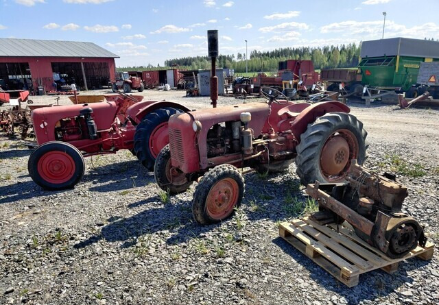 Takra traktoreita 2kpl ja varamoottori - Tracteur agricole: photos 1 Takra traktoreita 2kpl ja varamoottori - Tracteur agricole: photos 1