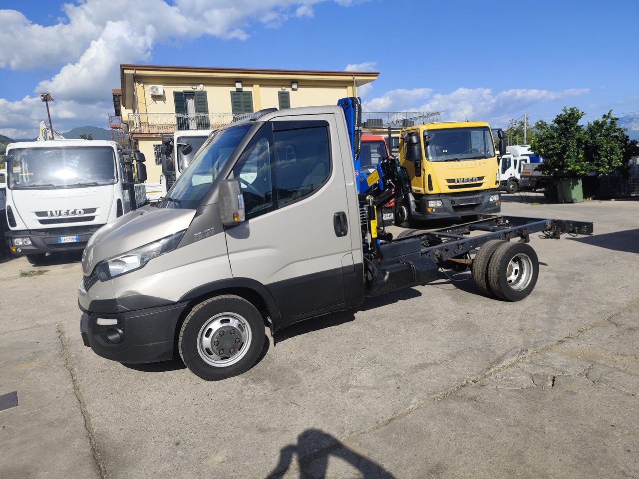 IVECO DAILY 35-130 - Camion grue: photos 2 IVECO DAILY 35-130 - Camion grue: photos 2