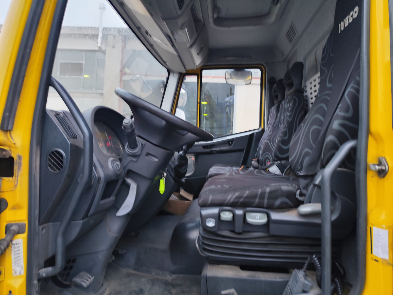 IVECO EUROCARGO 120E28P - Camion grue: photos 5 IVECO EUROCARGO 120E28P - Camion grue: photos 5