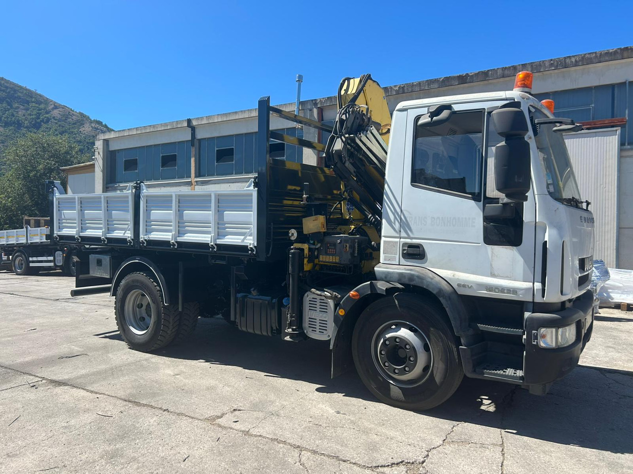 IVECO EUROCARGO 160E28 - Camion grue, Camion benne: photos 2 IVECO EUROCARGO 160E28 - Camion grue, Camion benne: photos 2