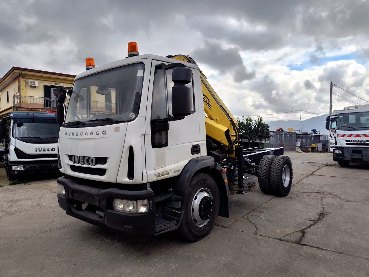 IVECO EUROCARGO 160E28 - Camion grue: photos 1 IVECO EUROCARGO 160E28 - Camion grue: photos 1