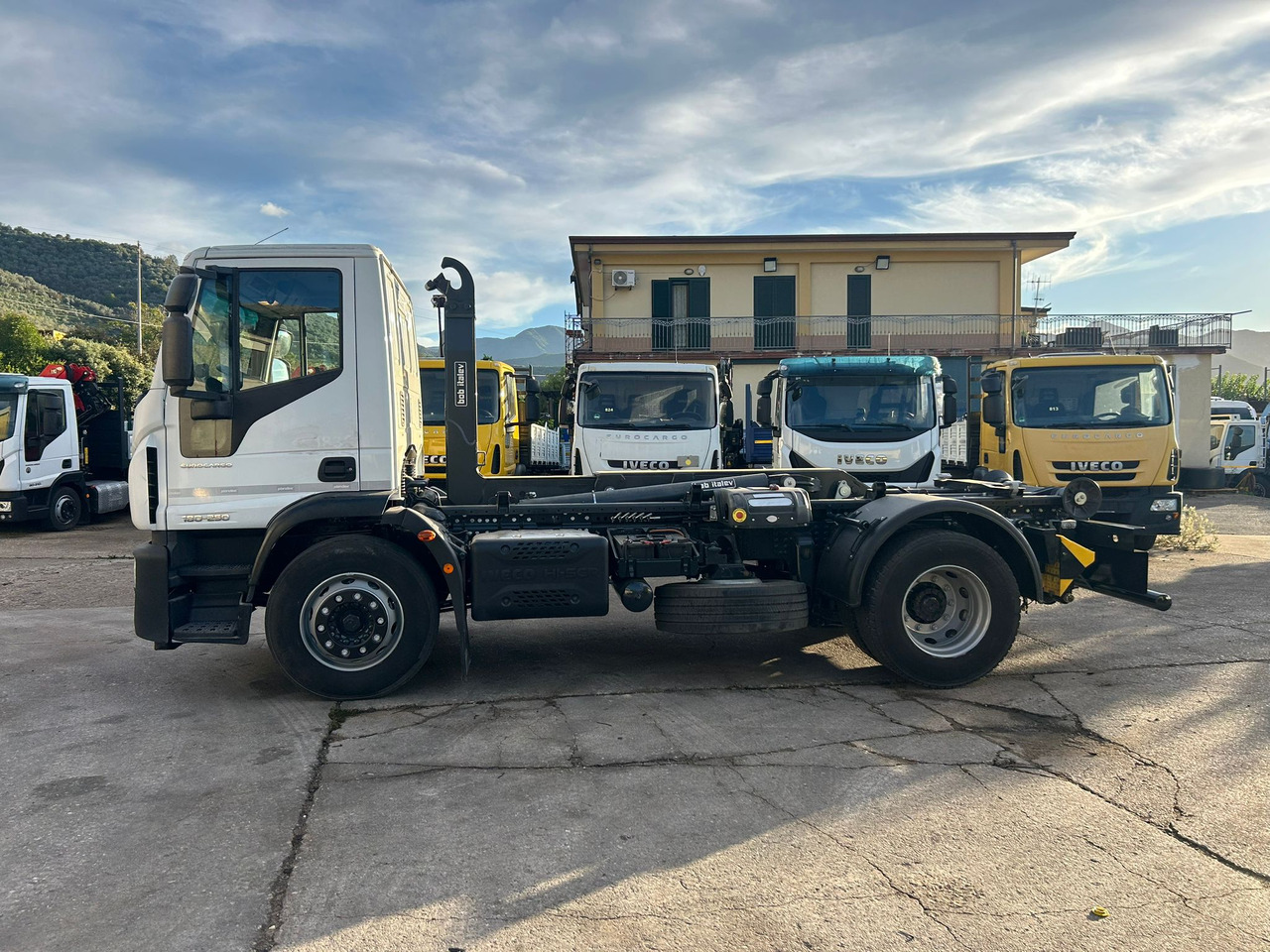 IVECO EUROCARGO 180-250 - Camion ampliroll, Camion grue: photos 2 IVECO EUROCARGO 180-250 - Camion ampliroll, Camion grue: photos 2