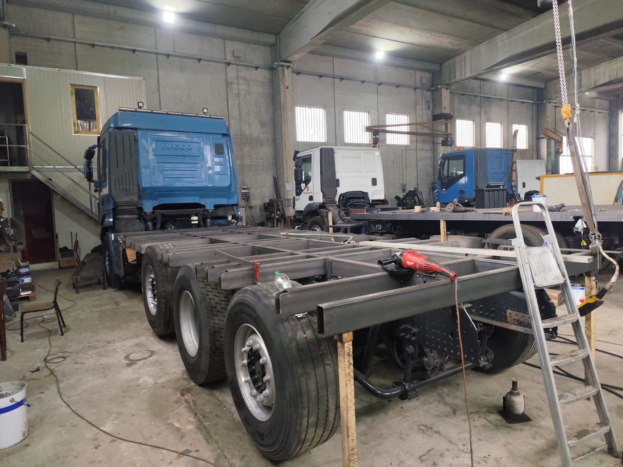 IVECO STRALIS 320S50 - Camion plateau: photos 3 IVECO STRALIS 320S50 - Camion plateau: photos 3