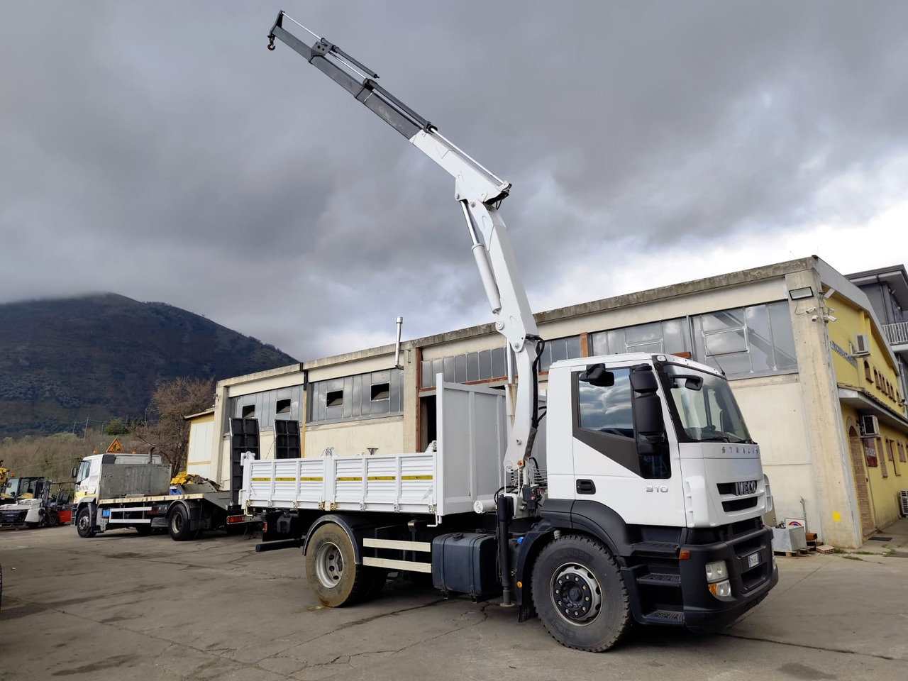 IVECO STRALIS AD 190S31P - Camion grue: photos 1 IVECO STRALIS AD 190S31P - Camion grue: photos 1