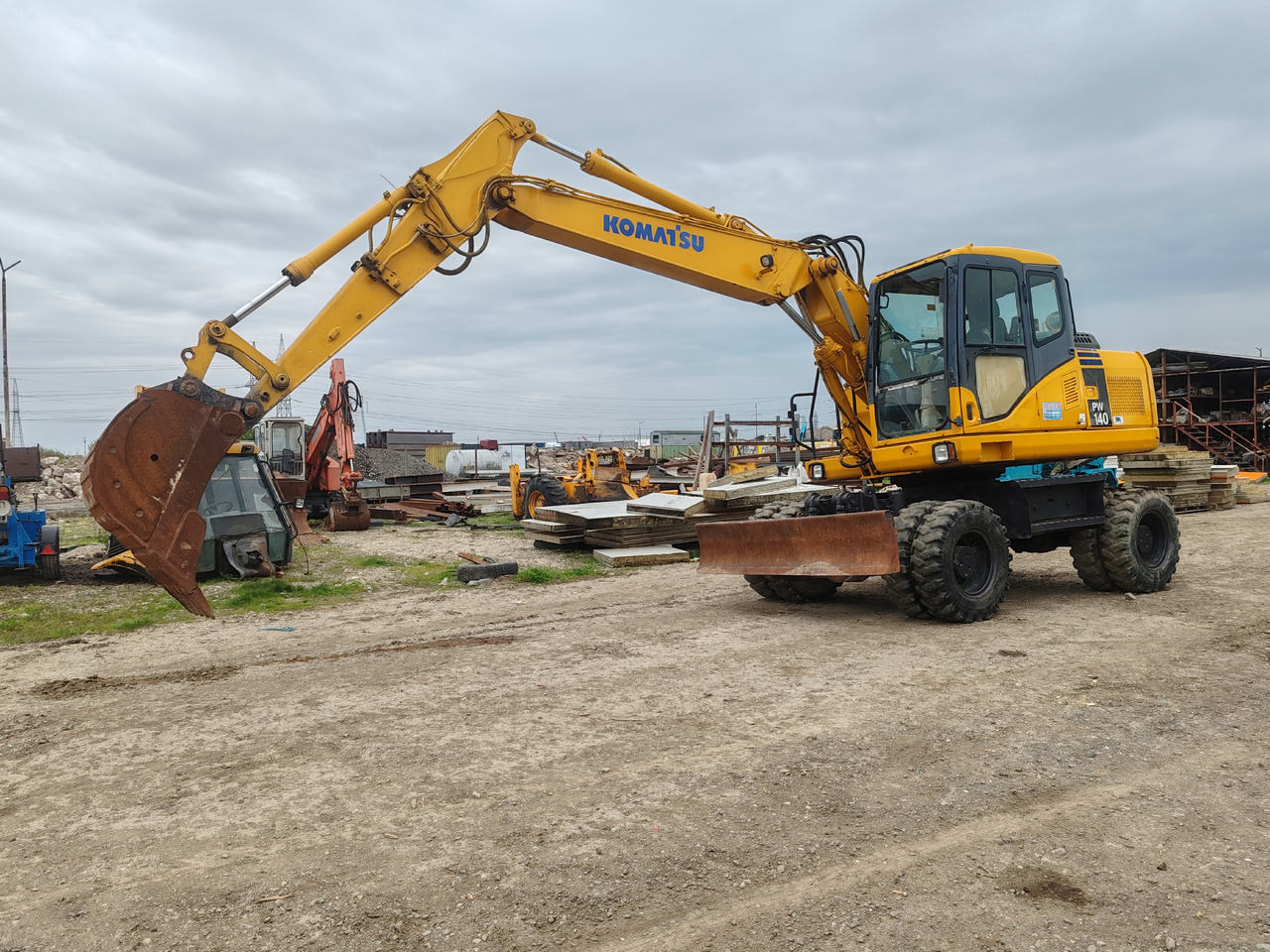 Komatsu PW140-7 - Pelle sur pneus: photos 1 Komatsu PW140-7 - Pelle sur pneus: photos 1