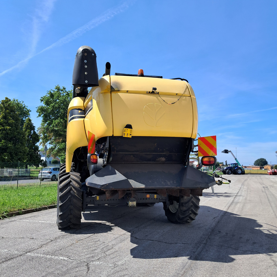 NEW HOLLAND CX880 - Moissonneuse-batteuse: photos 4 NEW HOLLAND CX880 - Moissonneuse-batteuse: photos 4